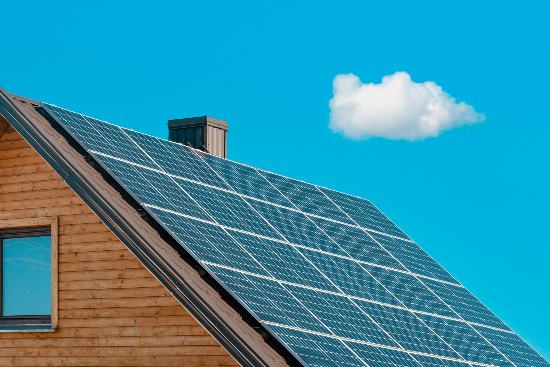 Panneaux photovoltaïques sur toiture résidentielle en France