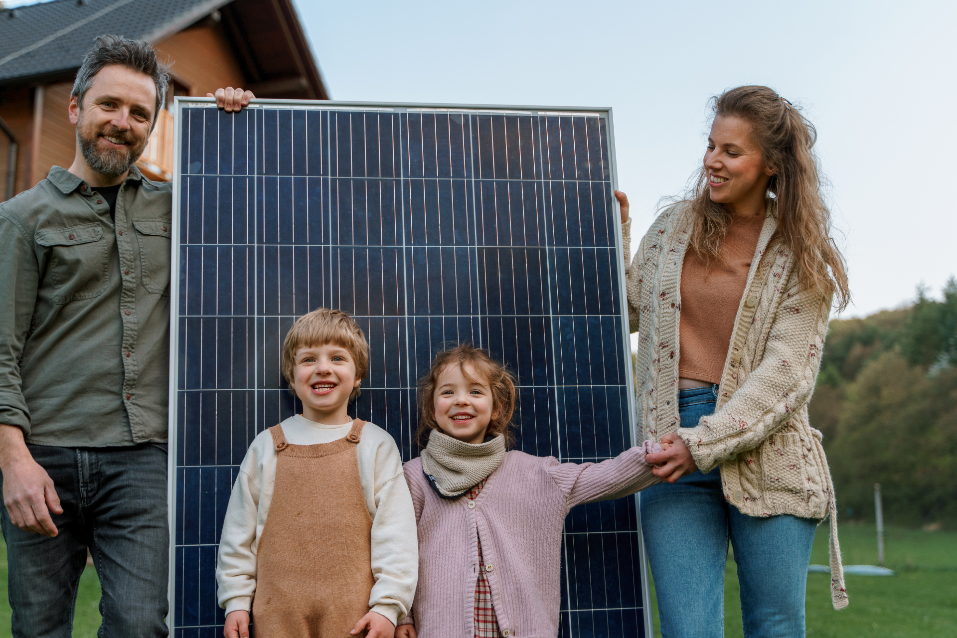 Famille devant ses panneaux photovoltaïques en France